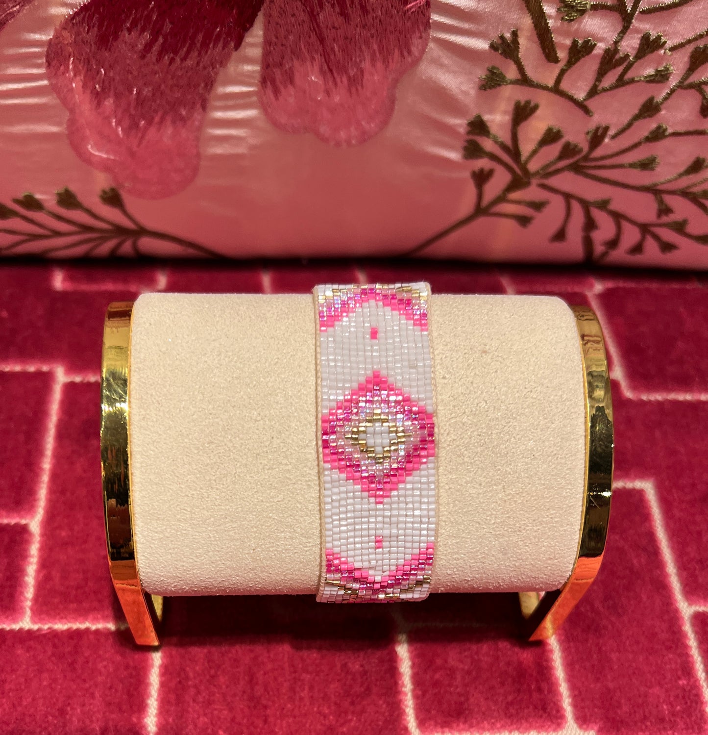 Bracciale perline regolabile fondo bianco rombi piccoli fucsia rosa oro
