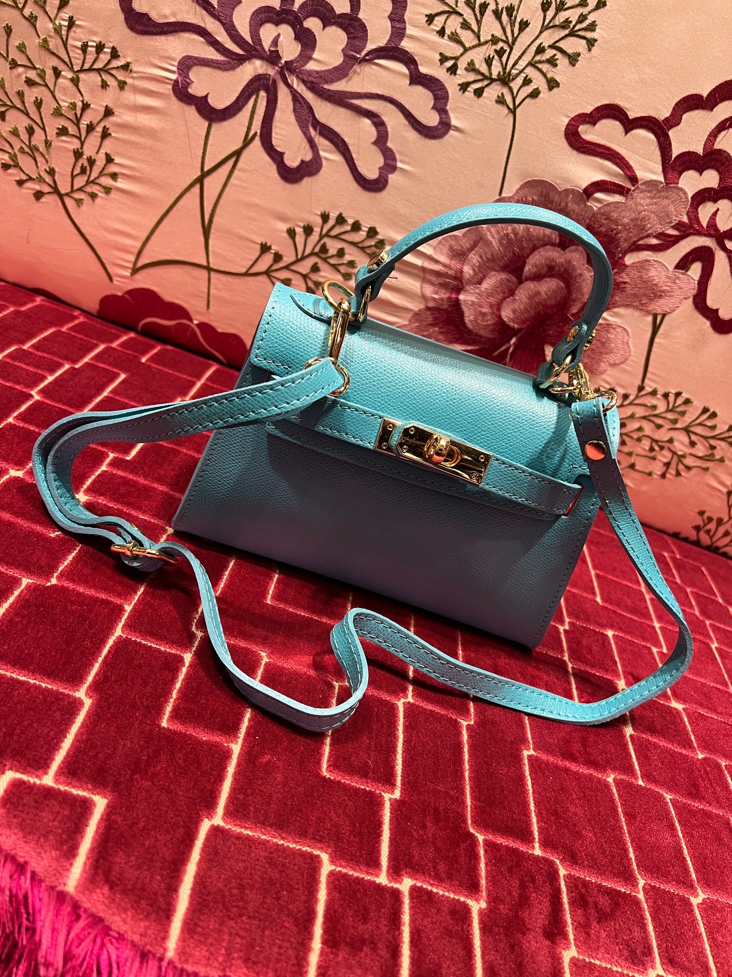 Borsa in pelle a mano azzurra con tracolla