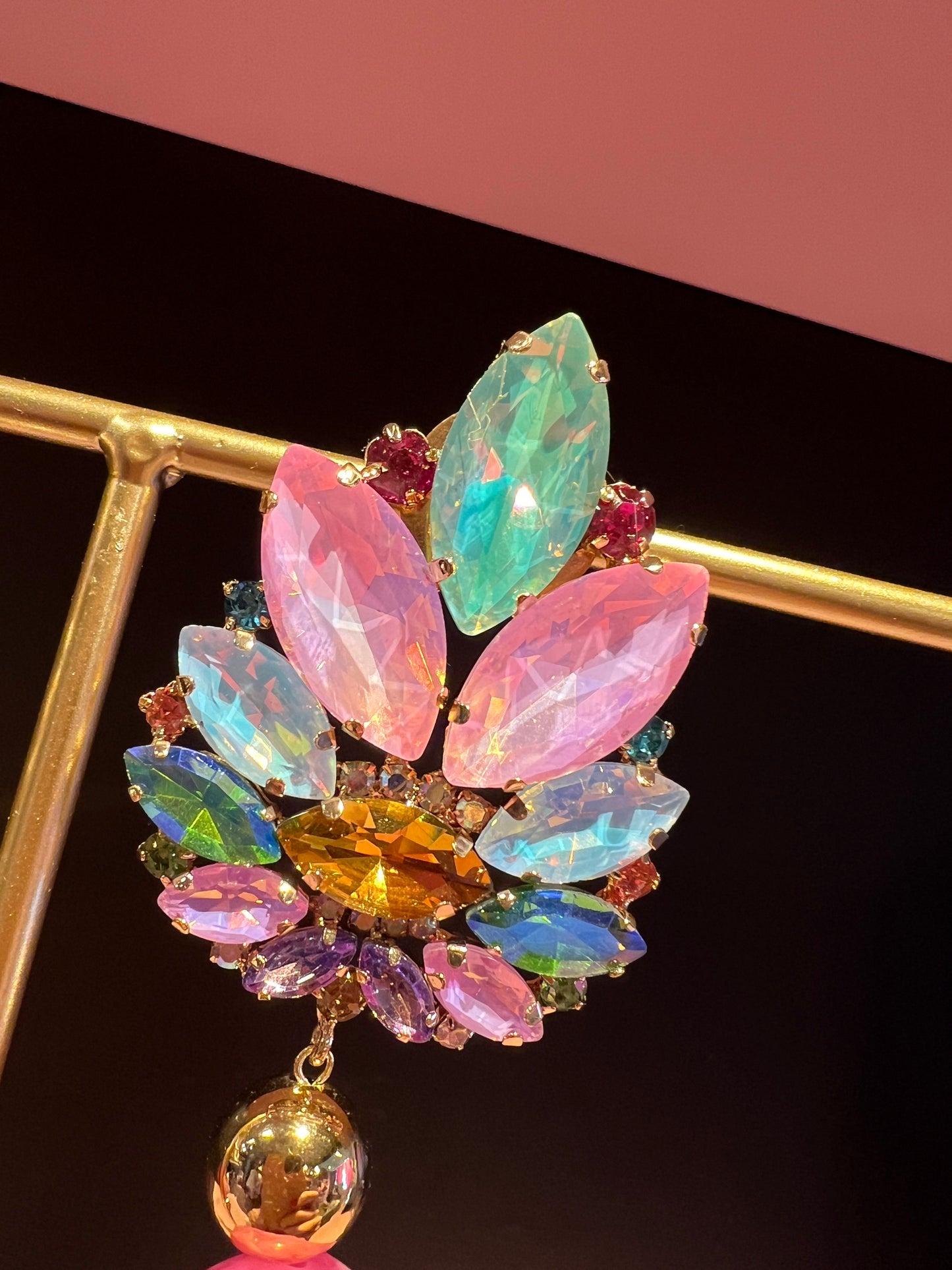 Orecchini Clips , cristalli , pietra dura fucsia, rifinitura oro