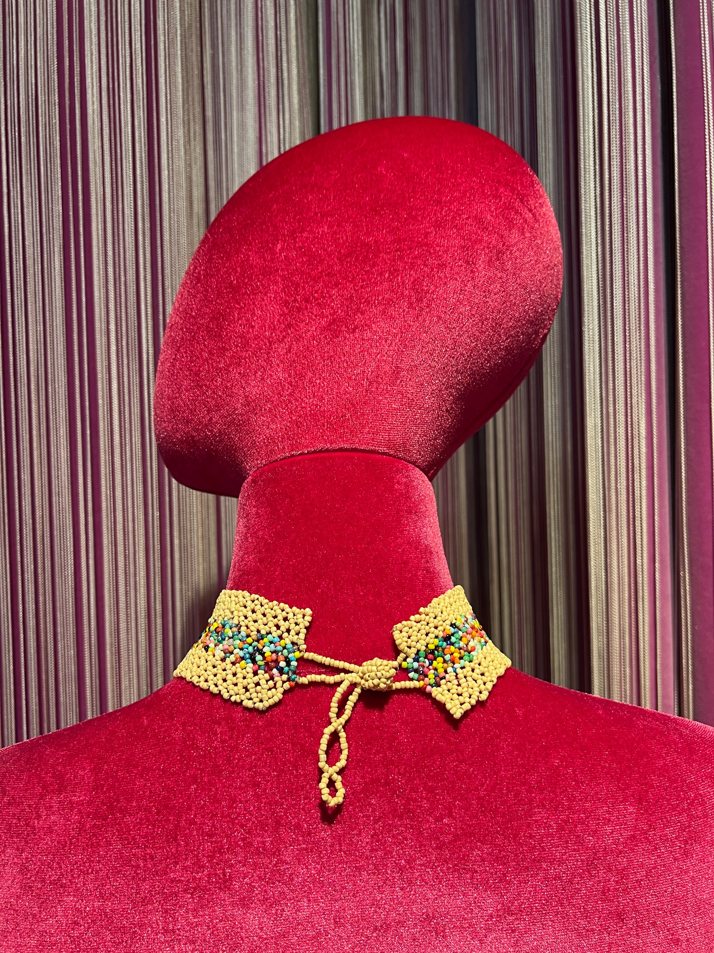 Choker perline beige con frange perline beige e multicolor