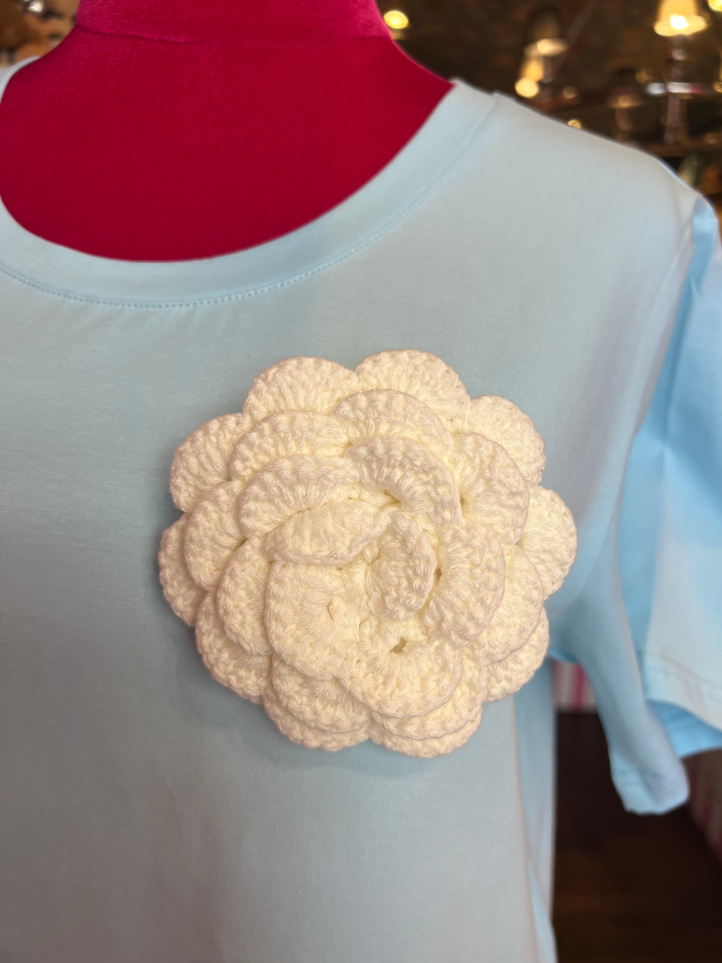 Mon amour Paris -20% di sconto t shirt cotone celeste con spilla camelia bianca uncinetto