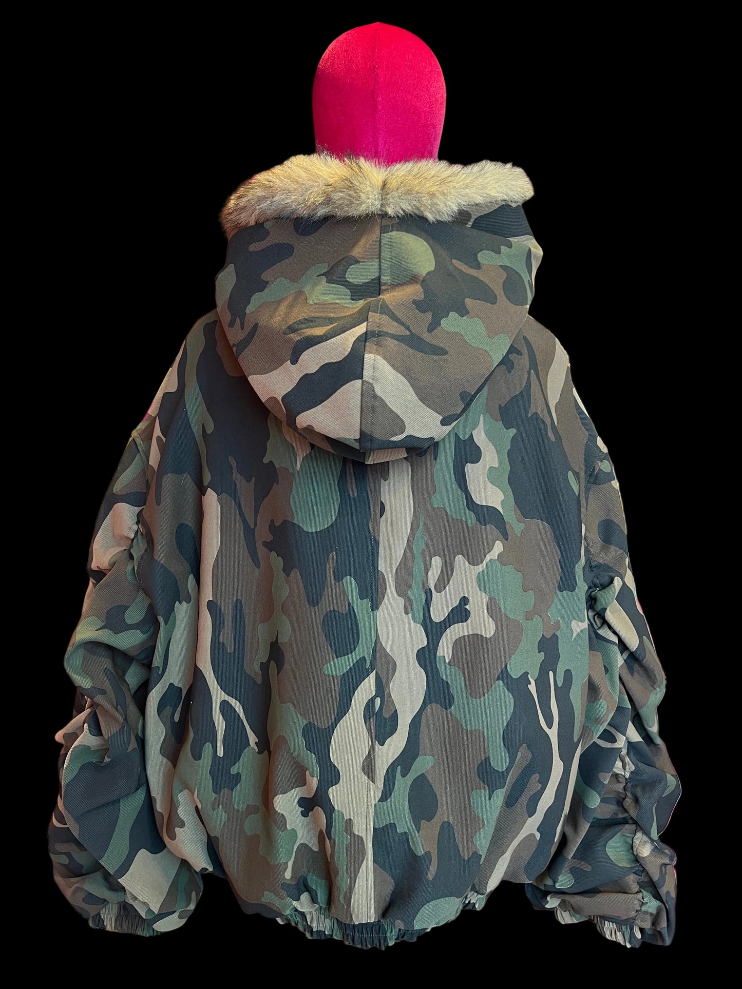 The room bomber camouflage con cappuccio interno ecopelliccia , patch orsacchiotto e farfalla di paillettes