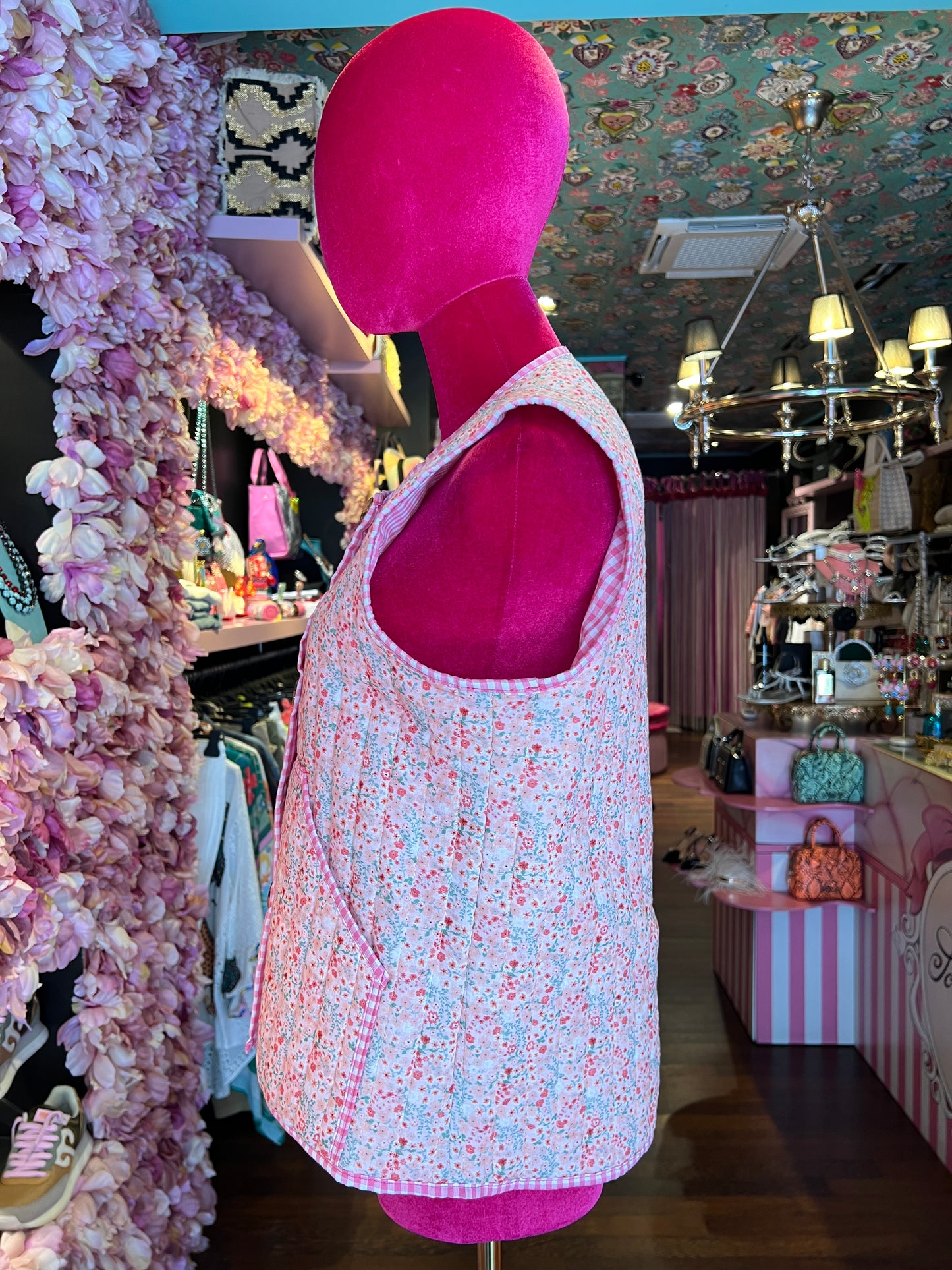 Mon amour Paris gilet fantasia floreale su fondo rosa ,interno e profili fantasia vichy