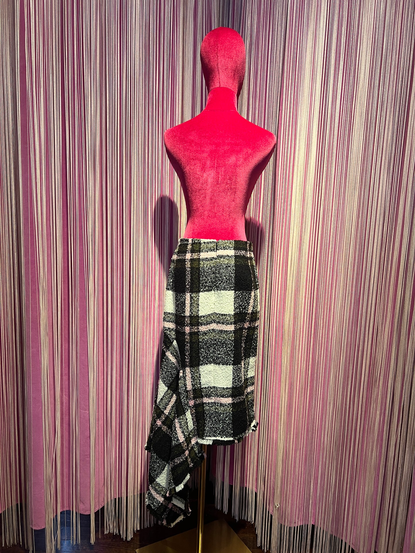 Essentiel antwerp gonna midi a tubino drappeggiata a quadri neri bianchi e rosa