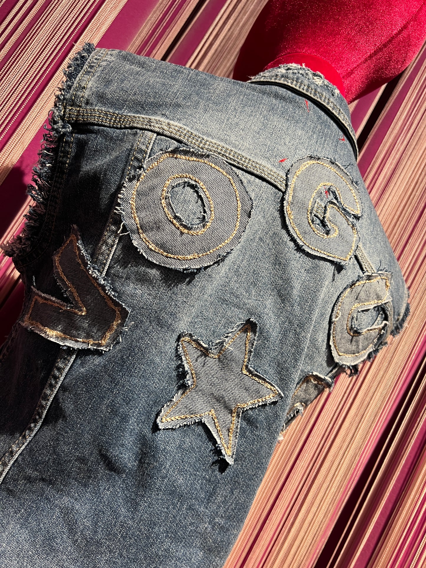 History Repeats gilet jeans con applicazione stelle e cuori scritta dietro Vogue