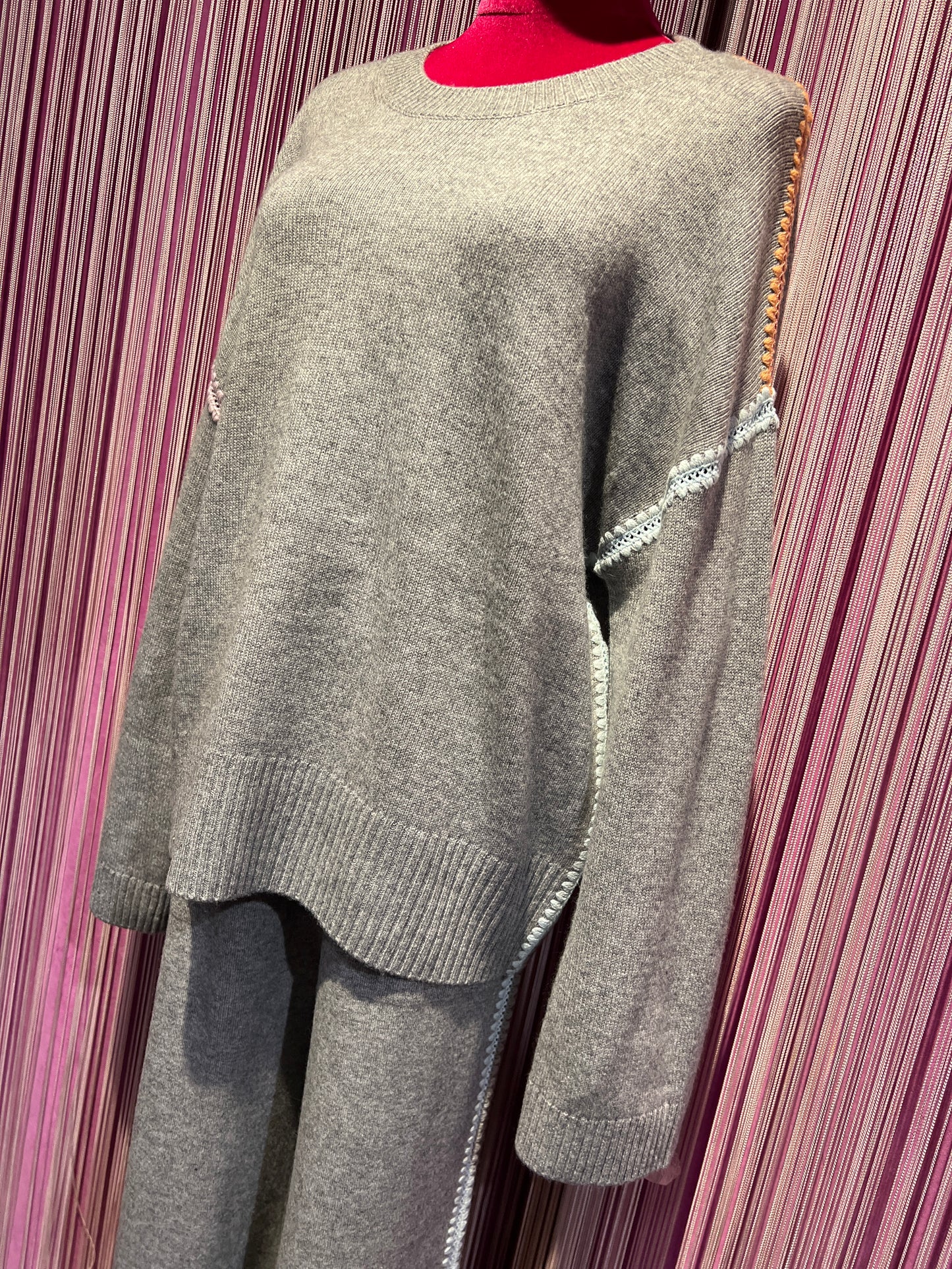 Sincere Paris completo maglia e pantalone grigio lana e cachemire con rifiniture colorate