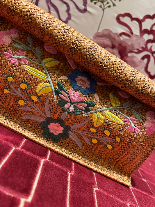 Borsa con tracolla rafia ed ecopelle,ricami floreali e chiusura magnetica. Colore Camel