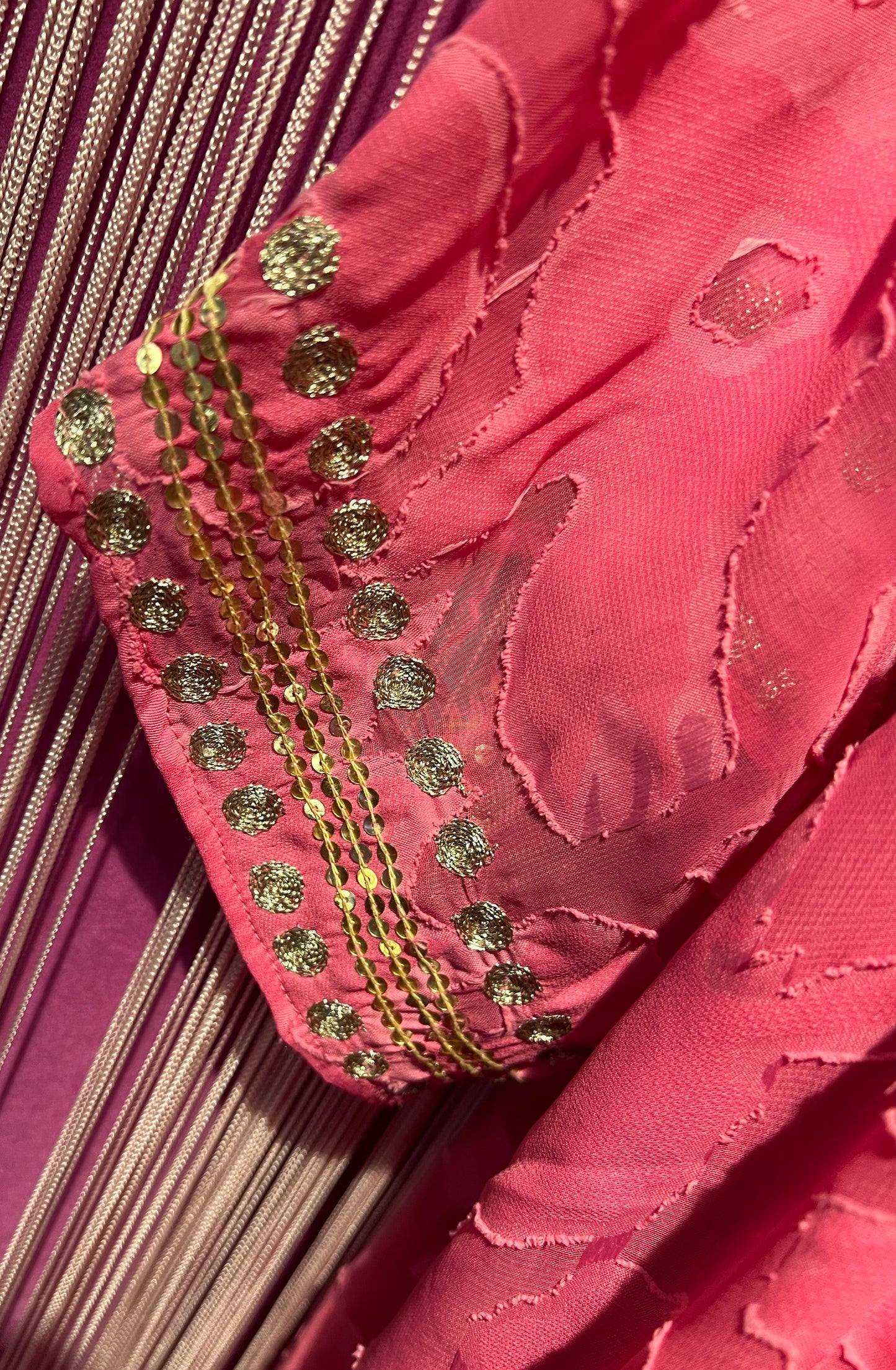 Wild abito/kaftano lungo rosa con applicazioni micro paillettes Justine