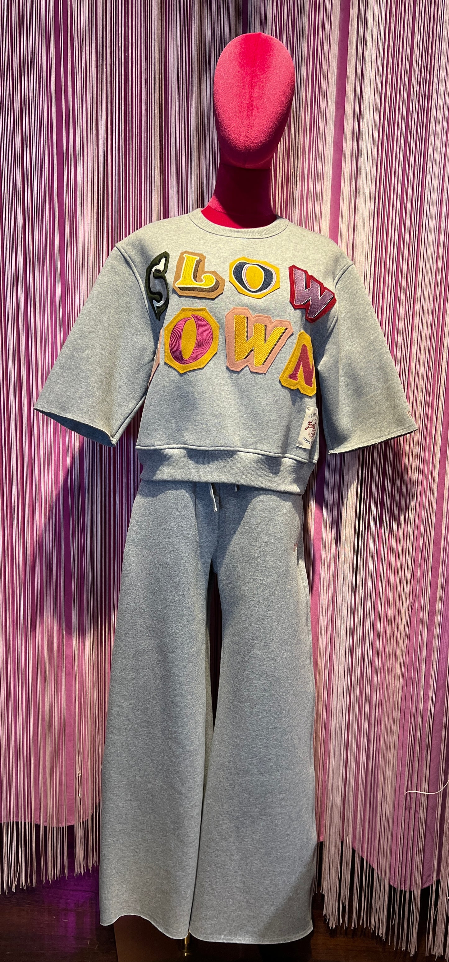 Front street tuta completa grigia con applicazione scritta” Slow down”