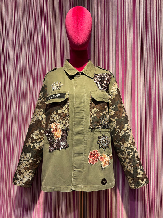 ABpink 🩷la verdina , giacca miltare con maniche camouflage logate e applicazioni patch paillettes, fiori ricamati e corona animalier