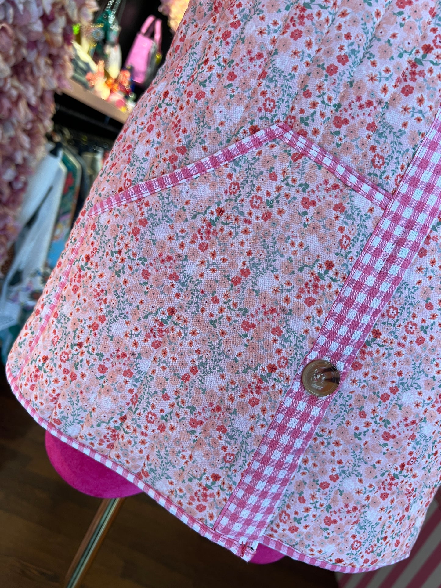 Mon amour Paris gilet fantasia floreale su fondo rosa ,interno e profili fantasia vichy