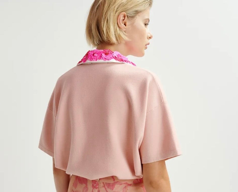 Essentiel antwerp polo rosa con colletto bianco con applicazioni paillettes fucsia