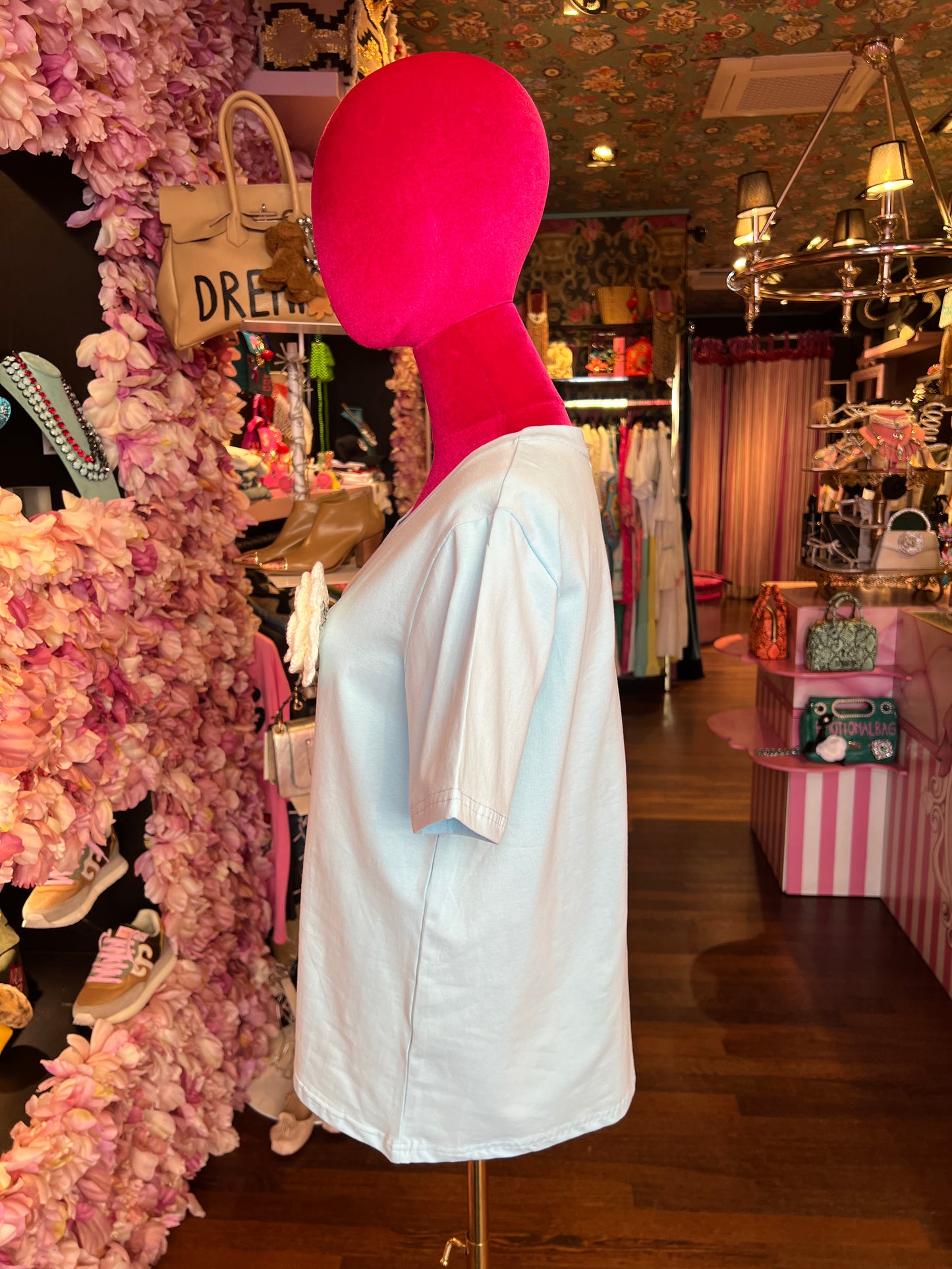 Mon amour Paris -20% di sconto t shirt cotone celeste con spilla camelia bianca uncinetto