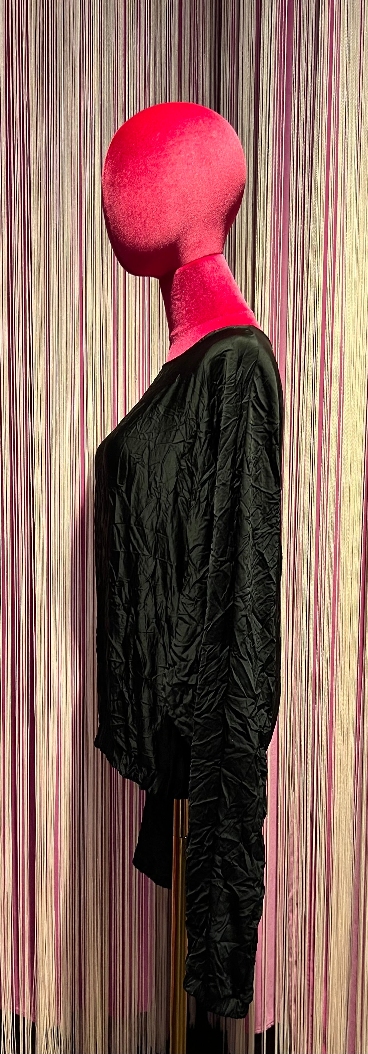 1One blusa nera over a trapezio in satin