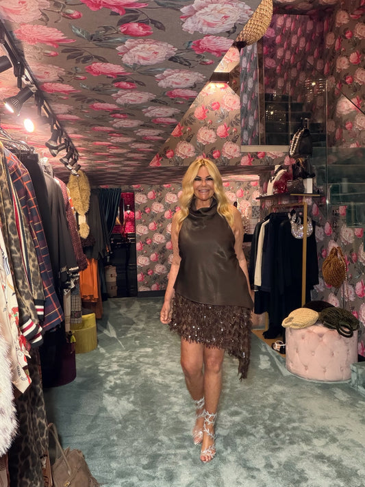 The room -50% abito marrone scollo all’americana con frange di paillettes scollato dietro