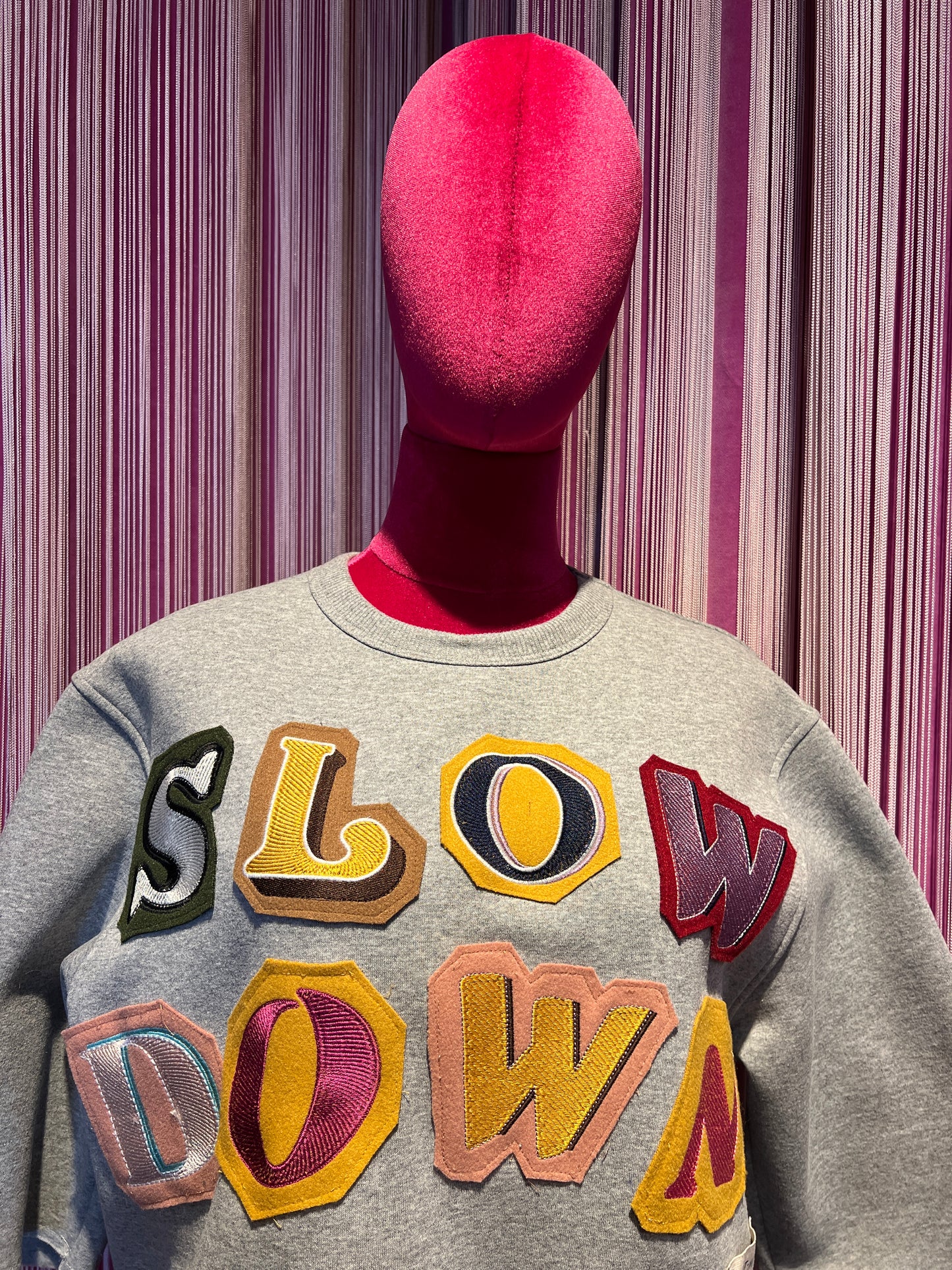 Front street tuta completa grigia con applicazione scritta” Slow down”