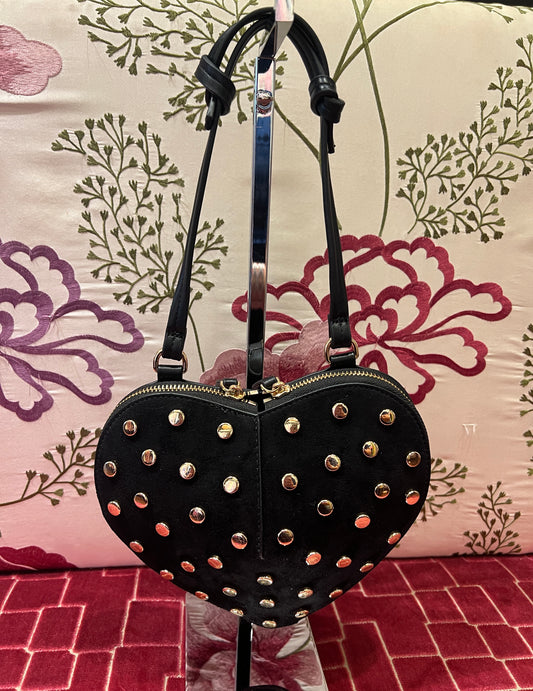 Borsa a forma di cuore con borchie scamosciata con tracolla nera