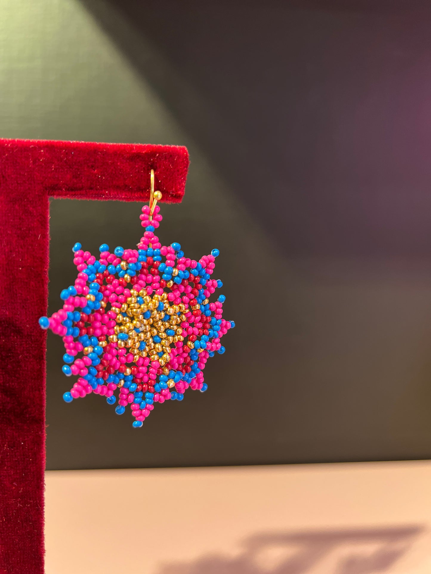 Orecchini perline fucsia azzurre e oro