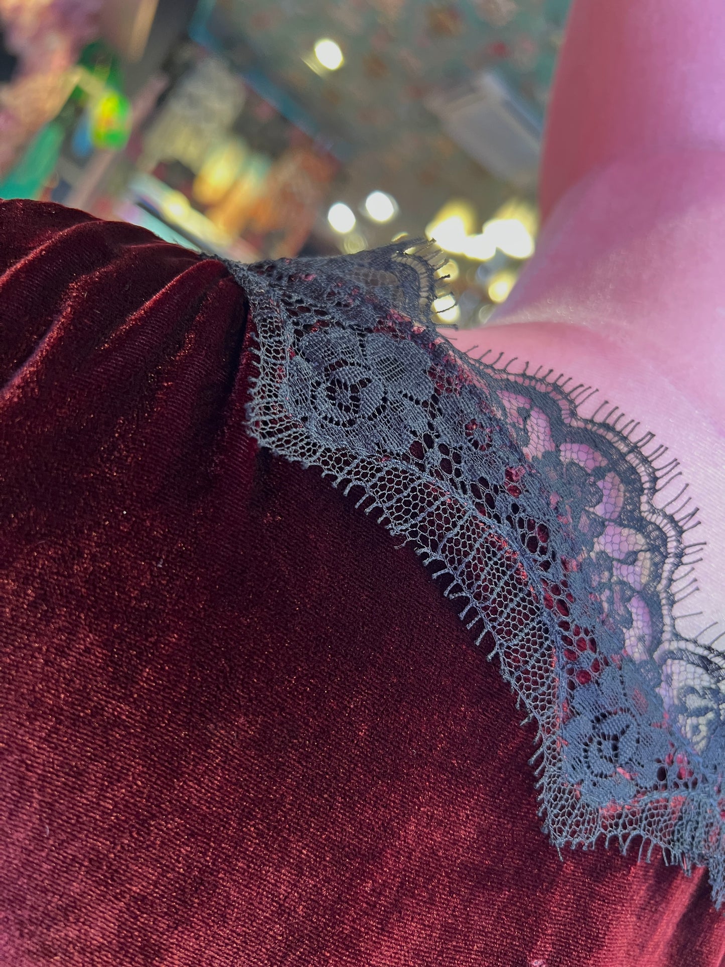 Pink memories top spalla larga in velluto con pizzo