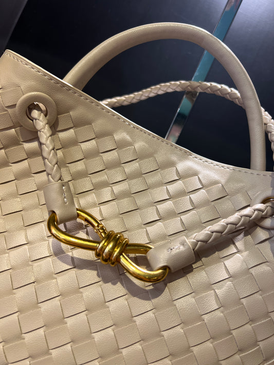 Borsa ecopelle ghiaccio con lavorazione ad intreccio e tracolla