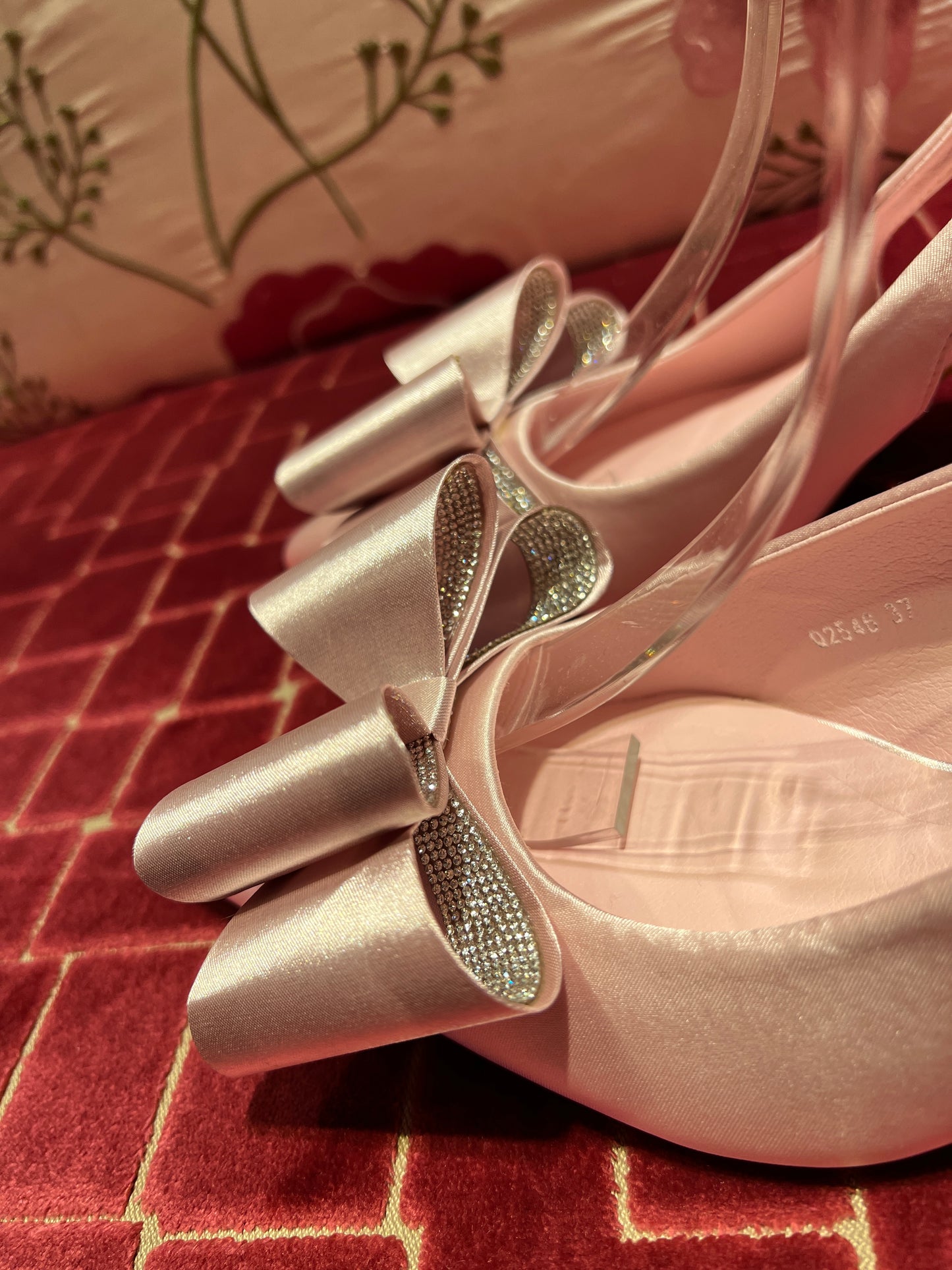 Scarpa fiocco rosa cipria raso ed ecopelle con fiocchi decorazioni interne cristalli