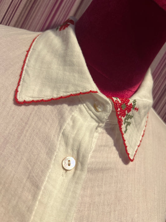 Mon amour Paris camicia cotone bianca con ricami floreali rossi e verdi a punto croce