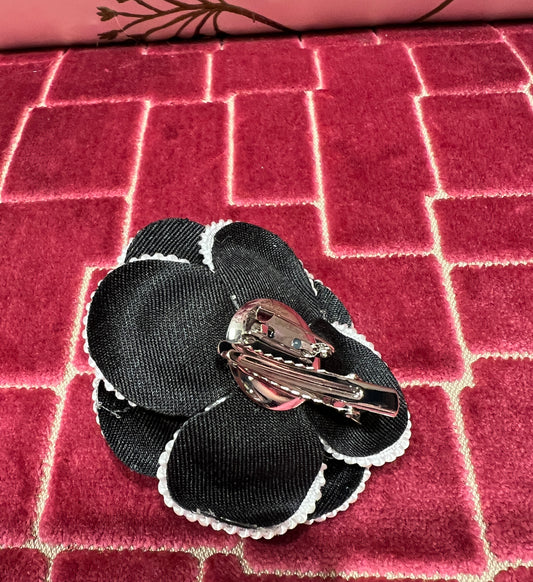 Spilla camelia fondo nero con perla centrale numero 5