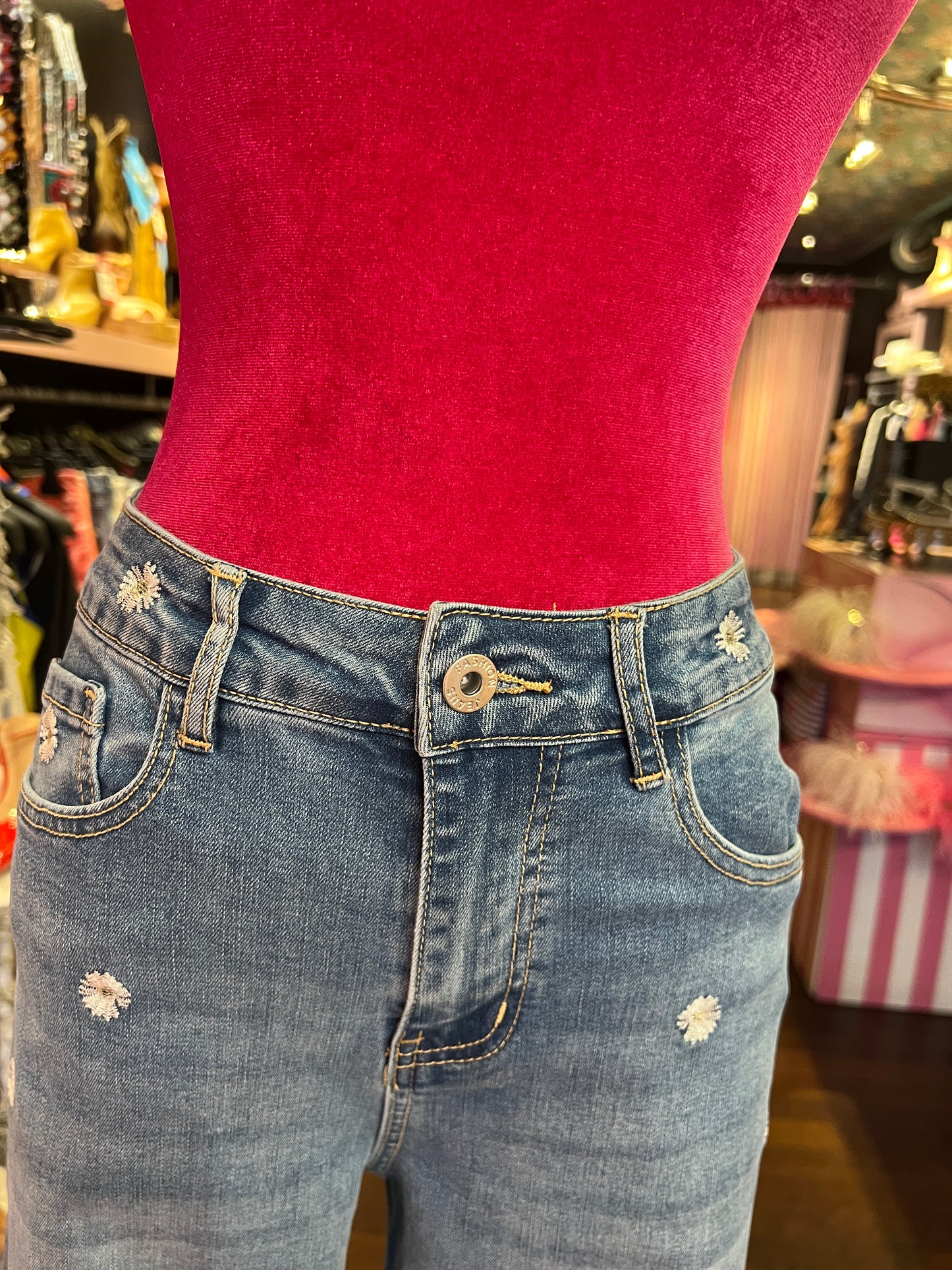 Mon amour Paris jeans con fiori bianchi orlo taglio vivo elasticizzato medio