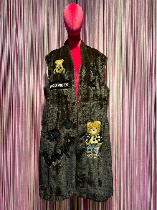 ABpink 🩷 gilet eco visone “good vibes” con patch teddy e patch fiore e stella in paillettes