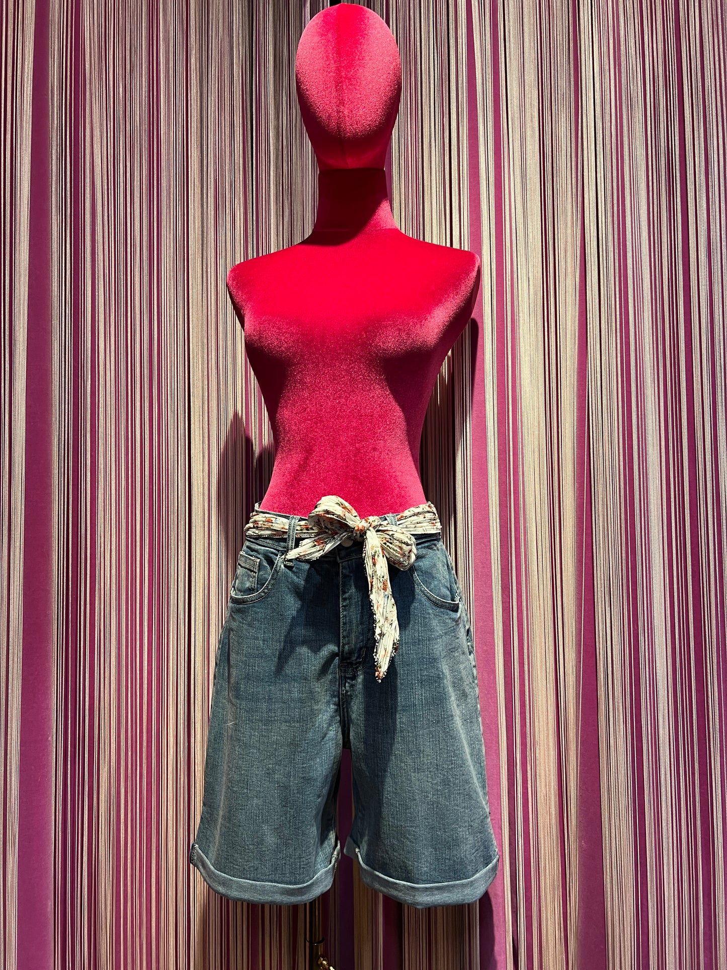 Love & roses bermuda jeans con fusciacca in vita