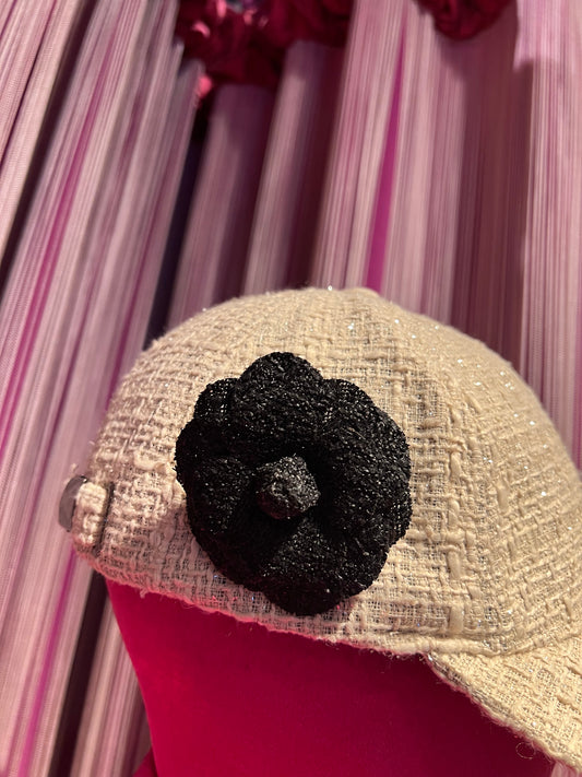 Cappello con visiera panna tessuto tweed e lurex camelia nera regolabile