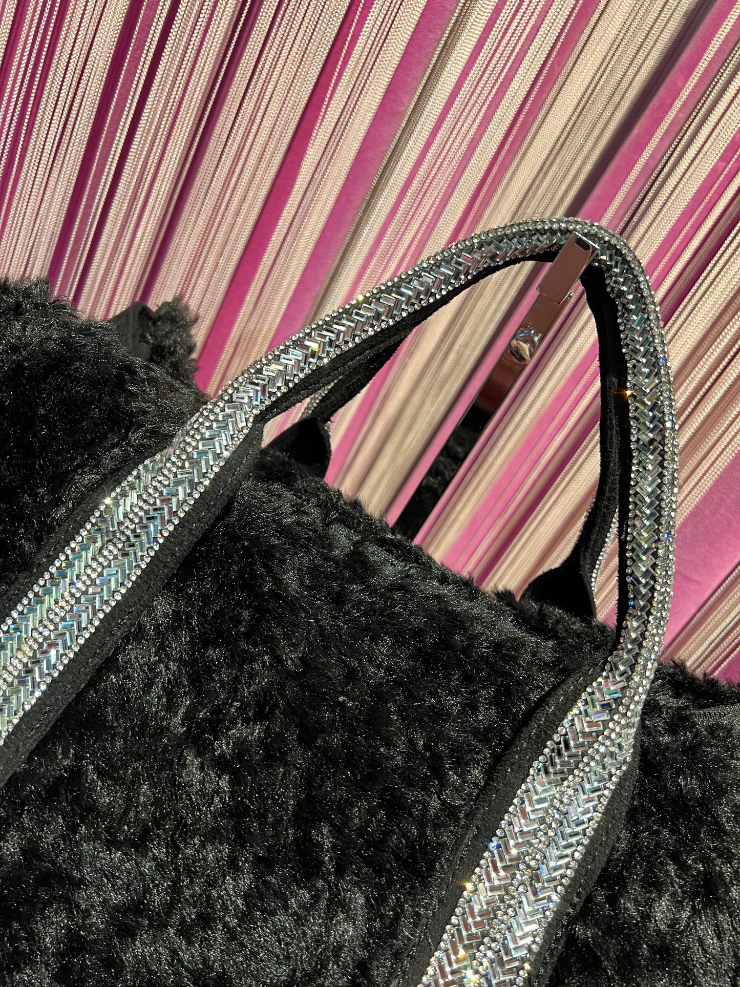 Borsa ecopelliccia astrakan nera due manici con Swarovski e tracolla