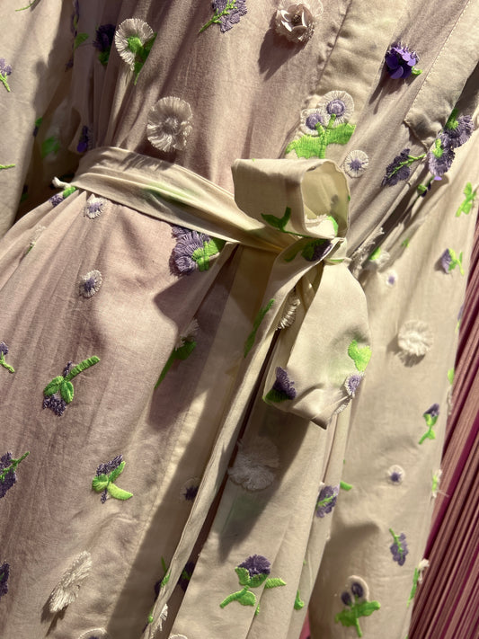Essentiel antwerp abito chemisier avorio con decorazione floreale paillettes strass e perline verdi e viola