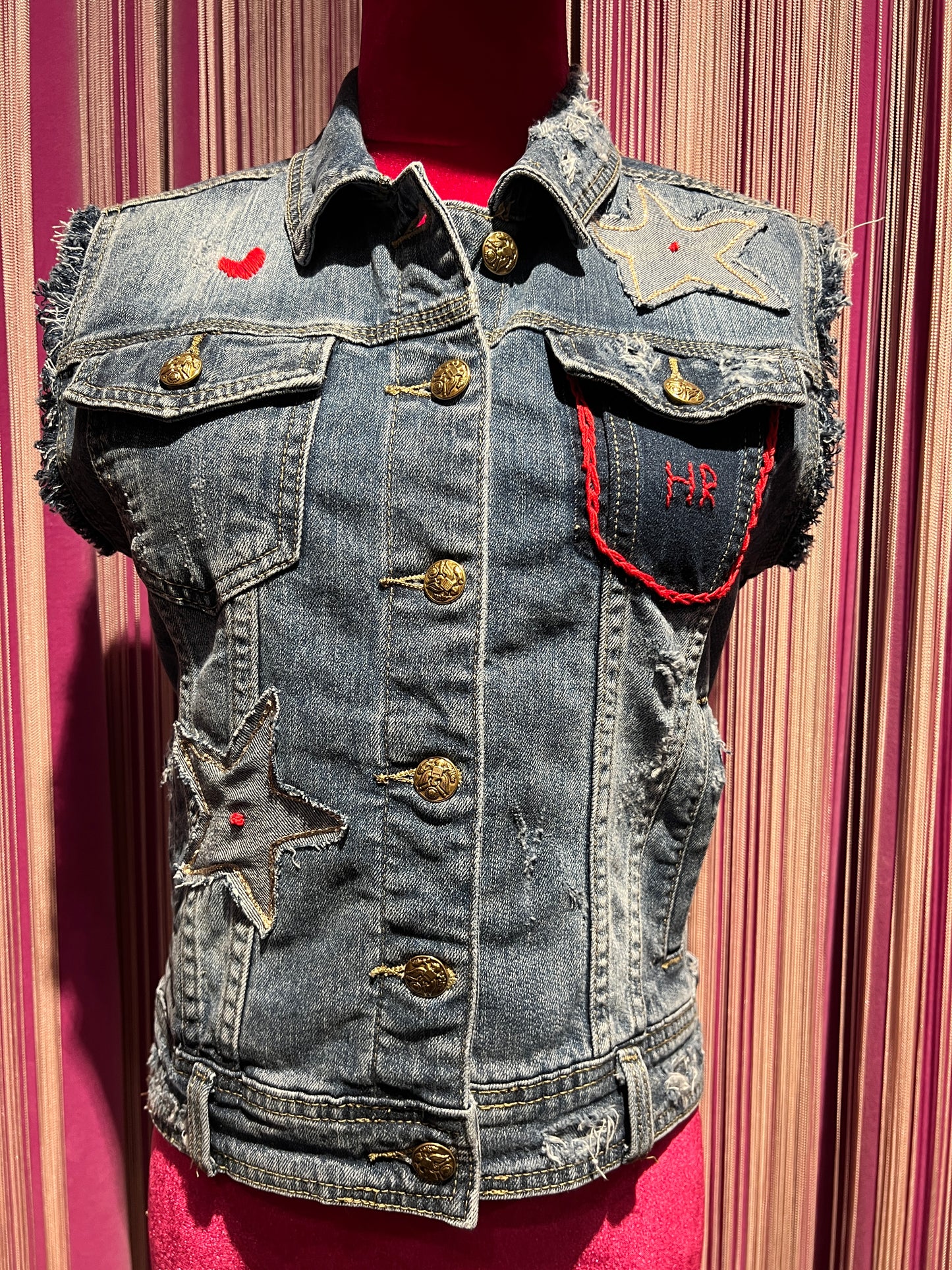 History Repeats gilet jeans con applicazione stelle e cuori scritta dietro Vogue
