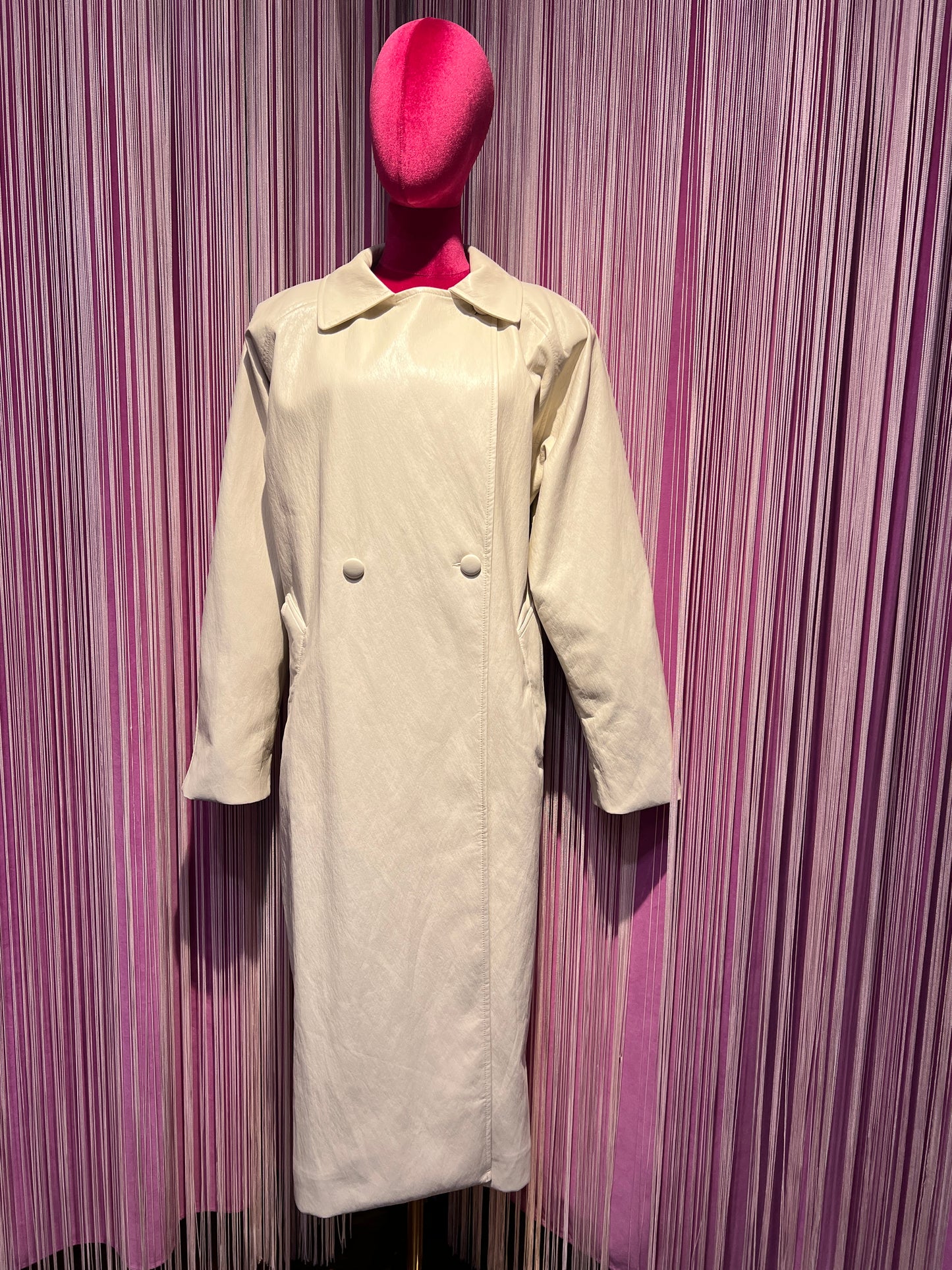 The room spolverino over in ecopelle ghiaccio con cinta