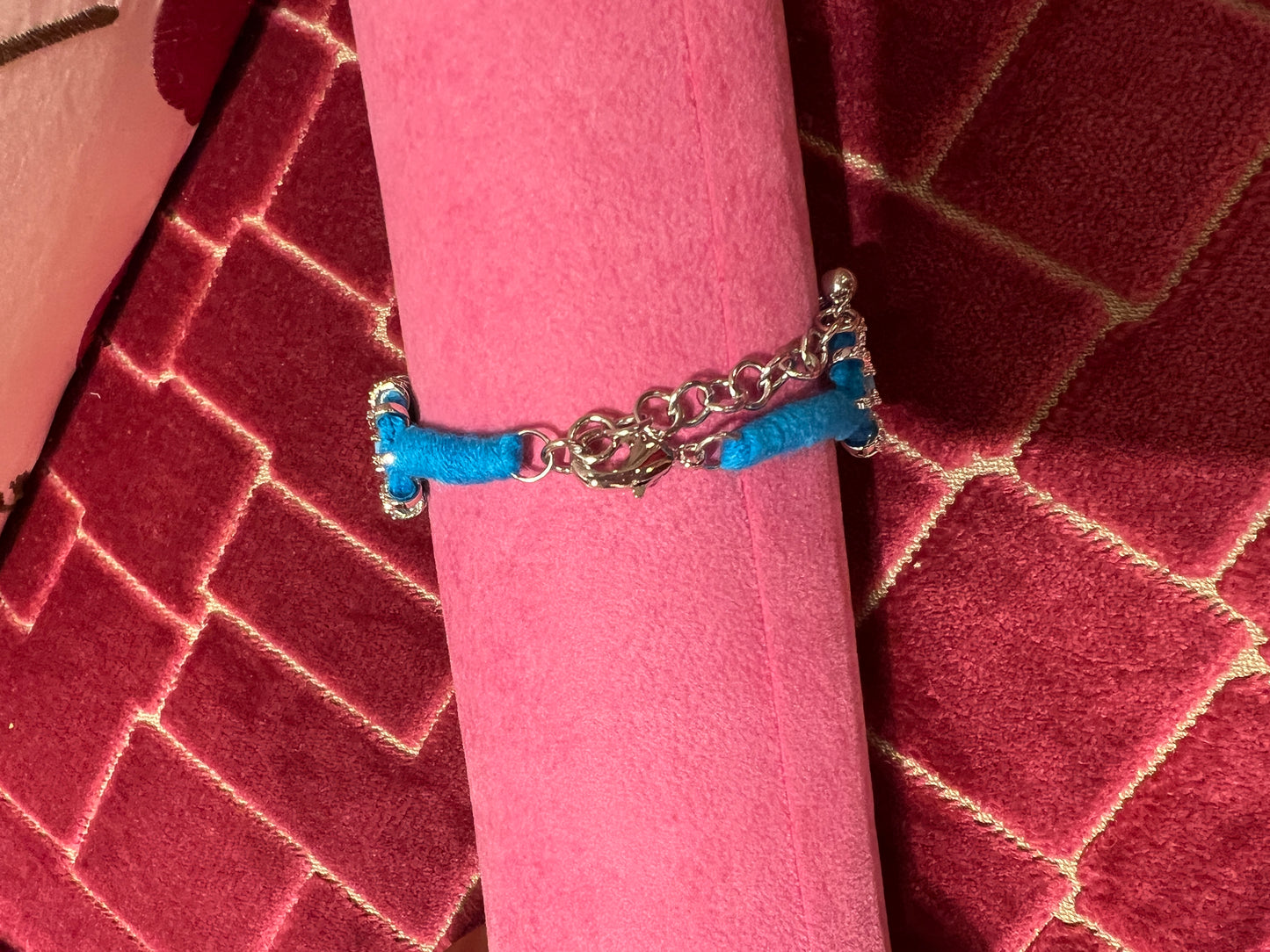 Bracciale regolabile in pavé’ di cristalli e pietre azzurre montato su cordoncino azzurro