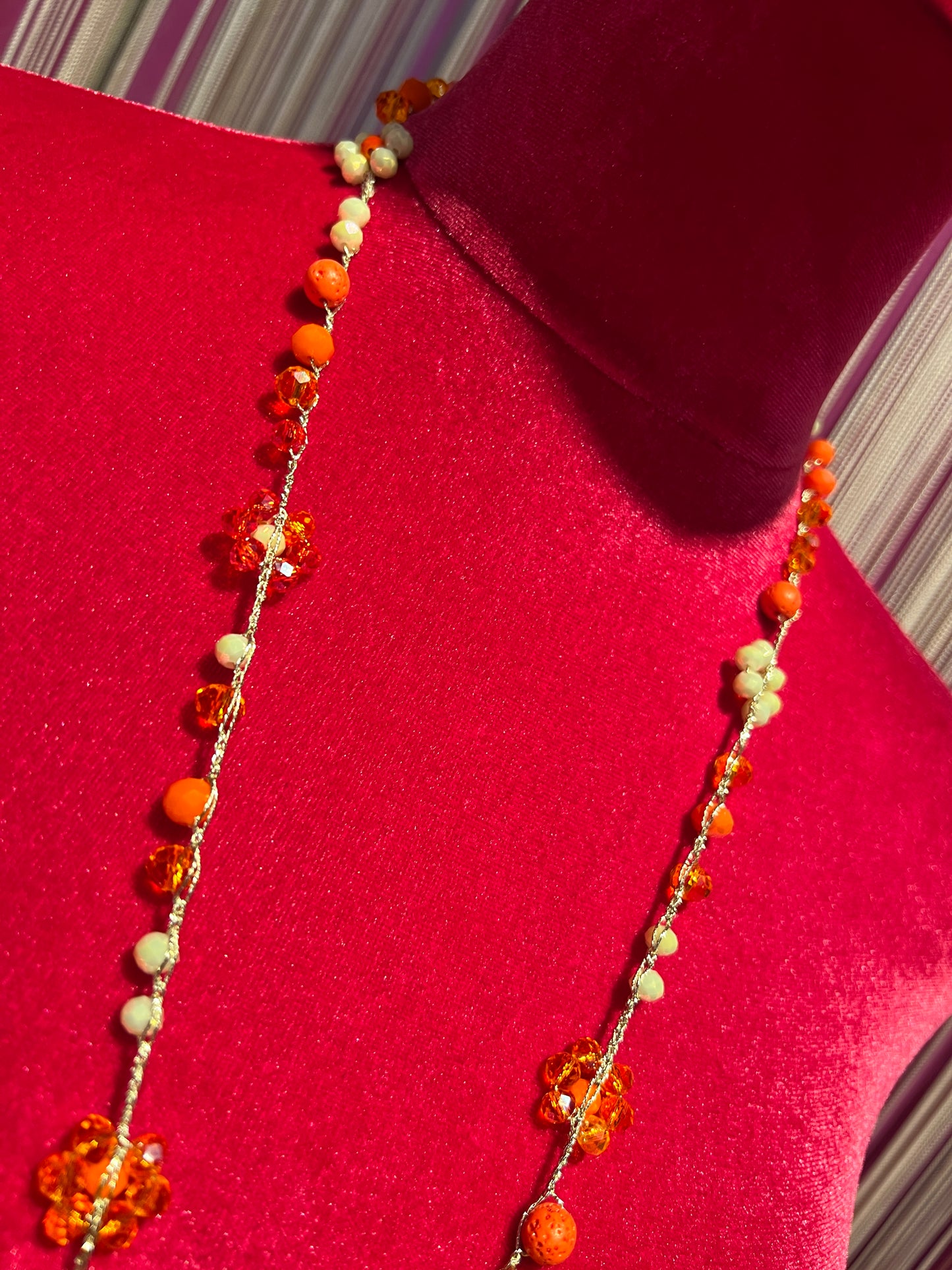 Collana perle vetro arancione/ bianco ghiaccio con filo all’uncinetto