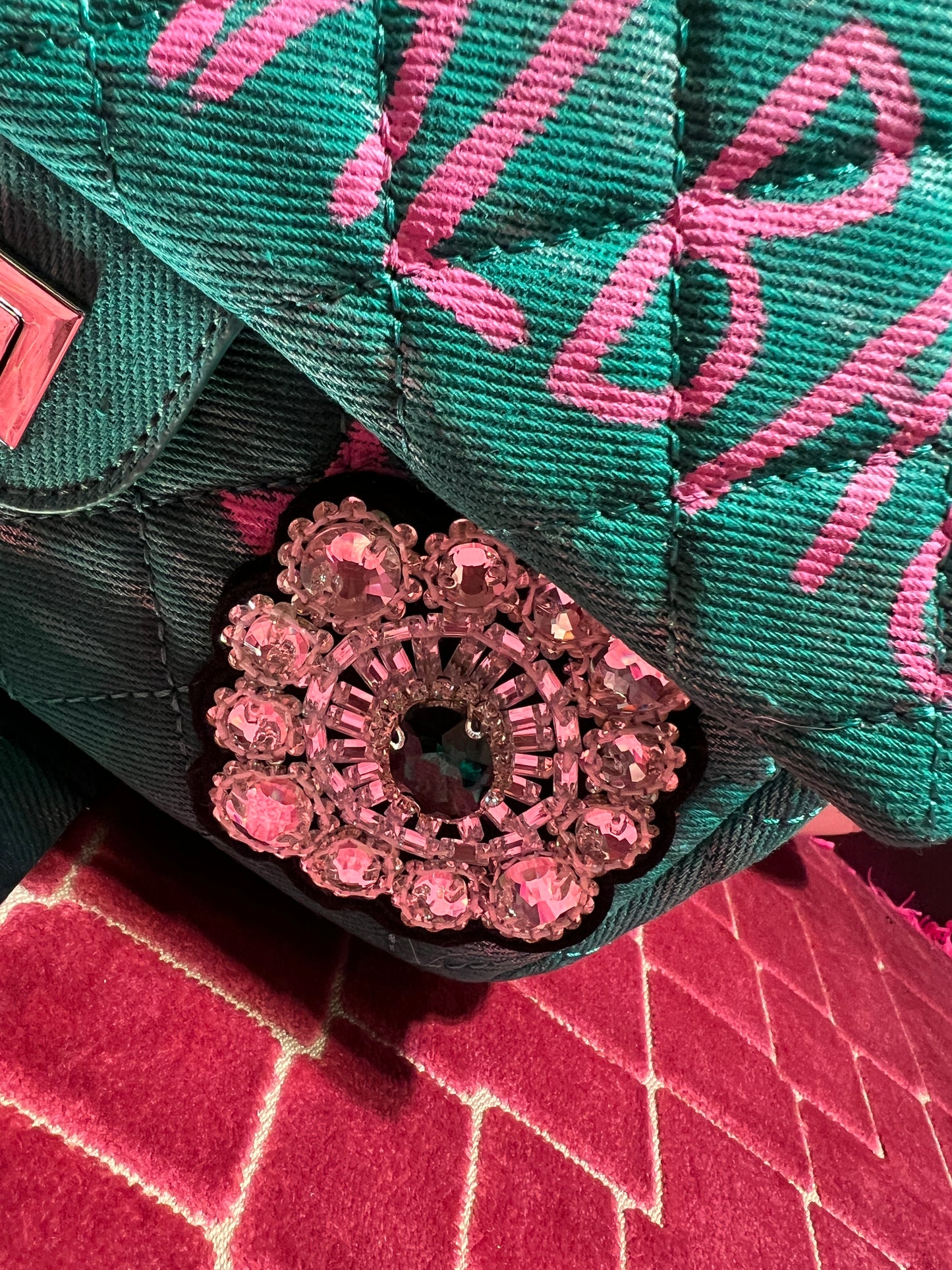 Love & roses borsa tracolla “ camelia bianca “ tessuto verde con applicazioni patch cristalli e perline