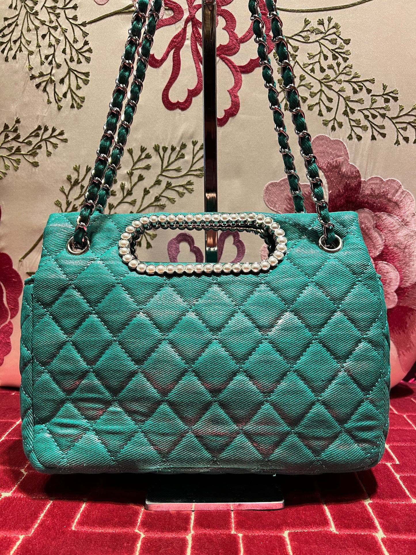 Love & roses borsa tracolla “ camelia bianca “ tessuto verde con applicazioni patch cristalli e perline