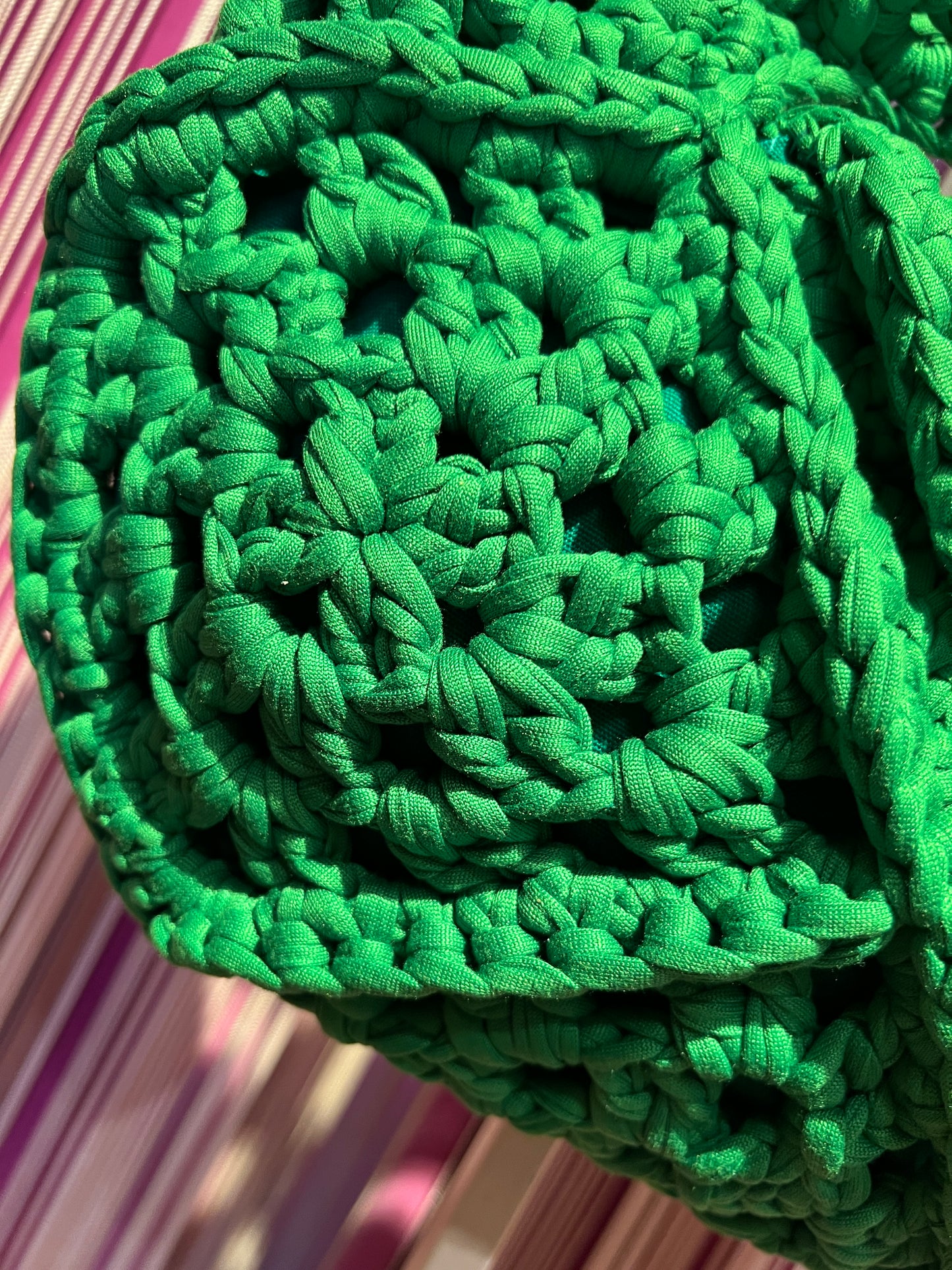 Borsa verde crochet in fettuccia, foderata e tracolla