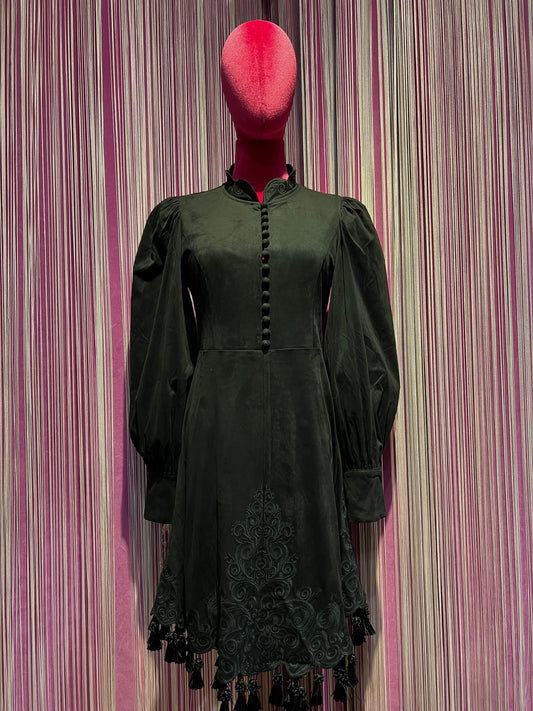 Amosa abito con bottoncini e nappine nero ecosuede