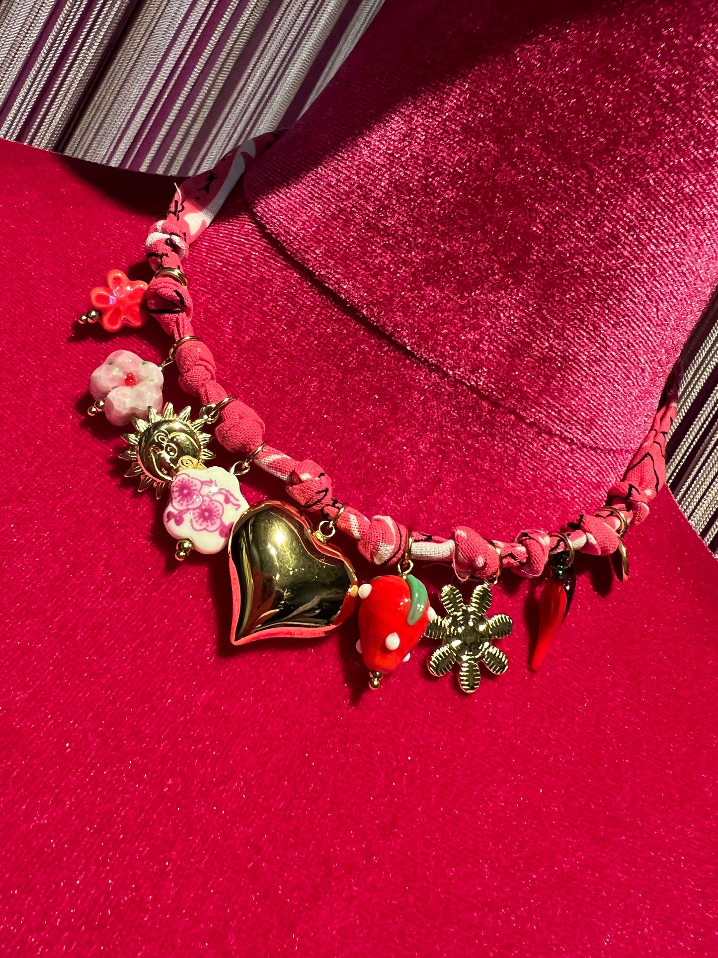 Collana charms su tessuto stampa bandana fucsia