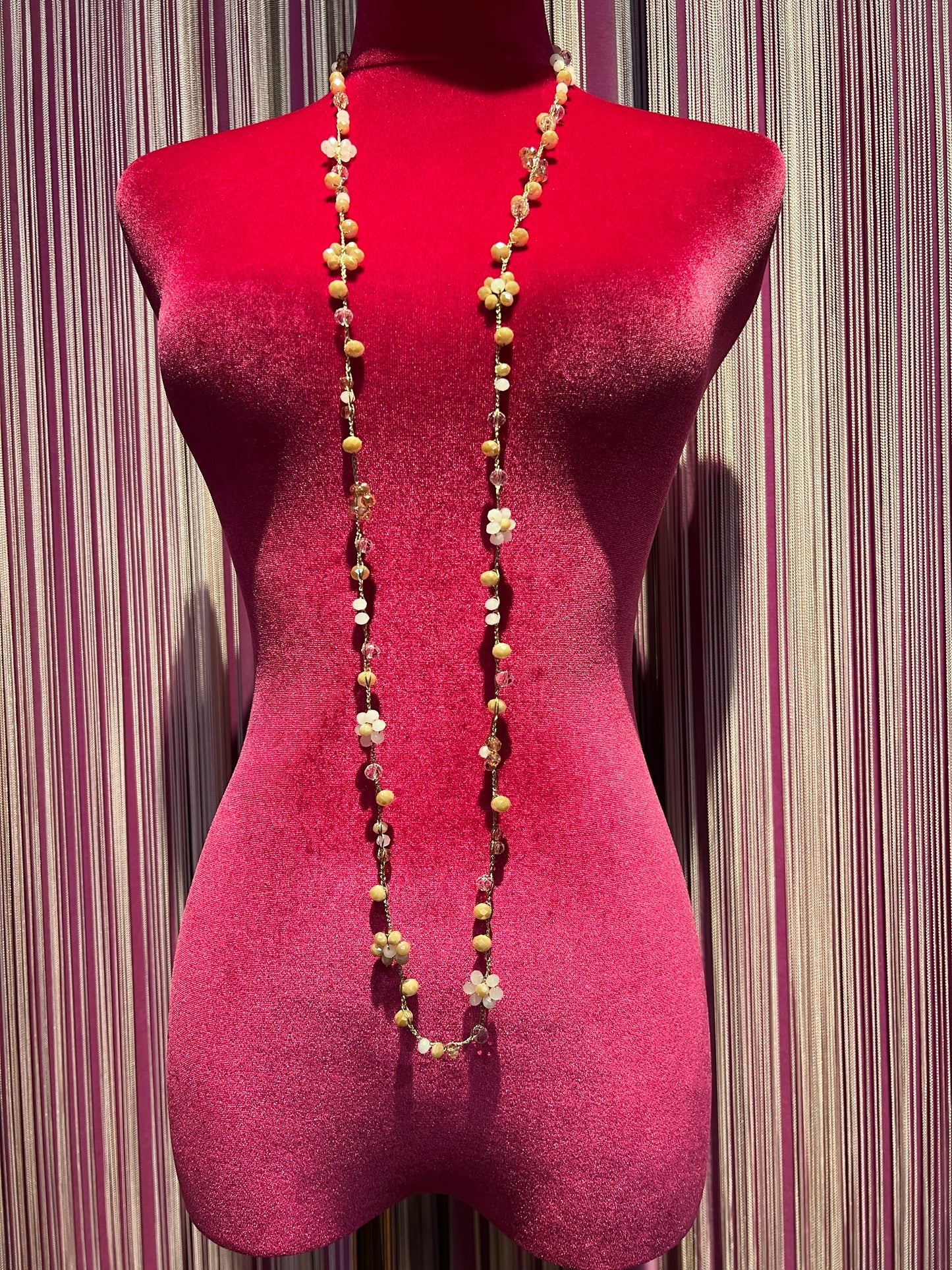 Collana perle vetro rosa nude / bianco con filo all’uncinetto
