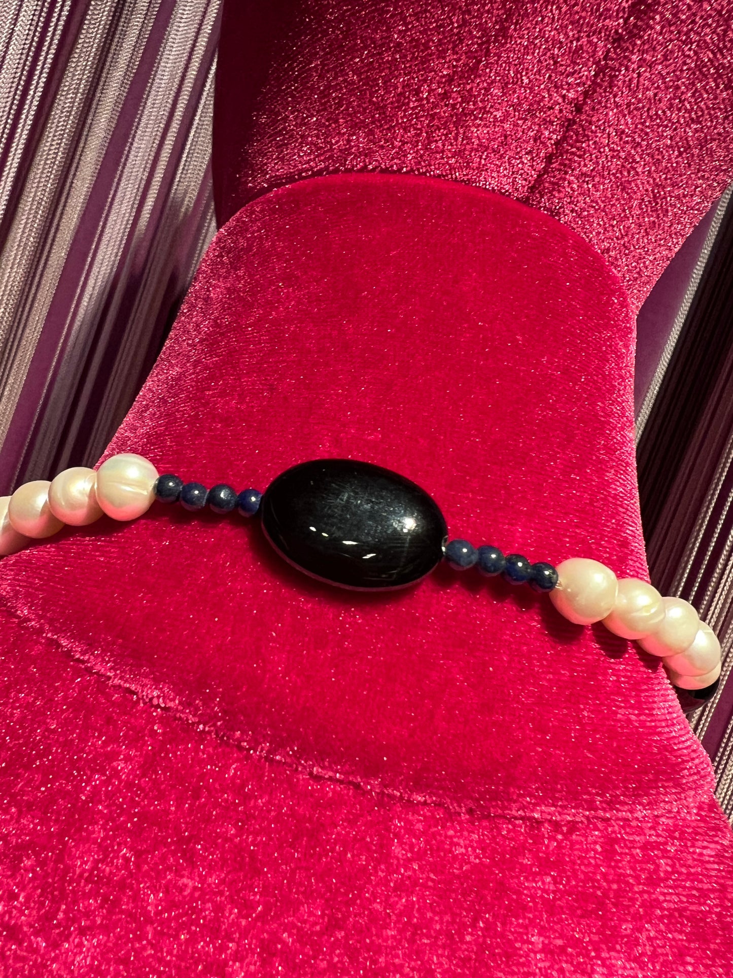 Collana pietre dure con elementi neri ovali, perle e perline blu