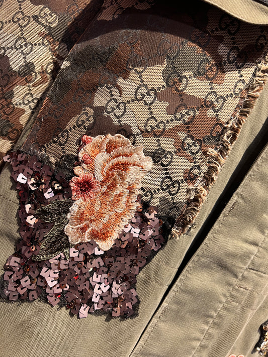 ABpink 🩷la verdina , giacca miltare con maniche camouflage logate e applicazioni patch paillettes, fiori ricamati e corona animalier