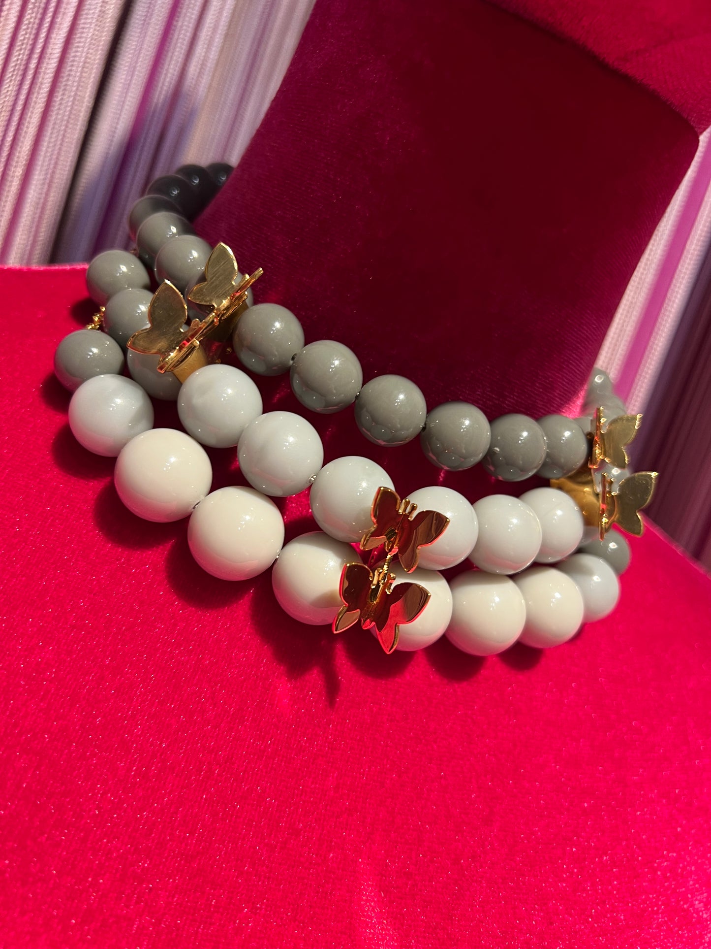 Choker a tre fili farfalle bronzo placcate oro sfere plexiglas grigio sfumato