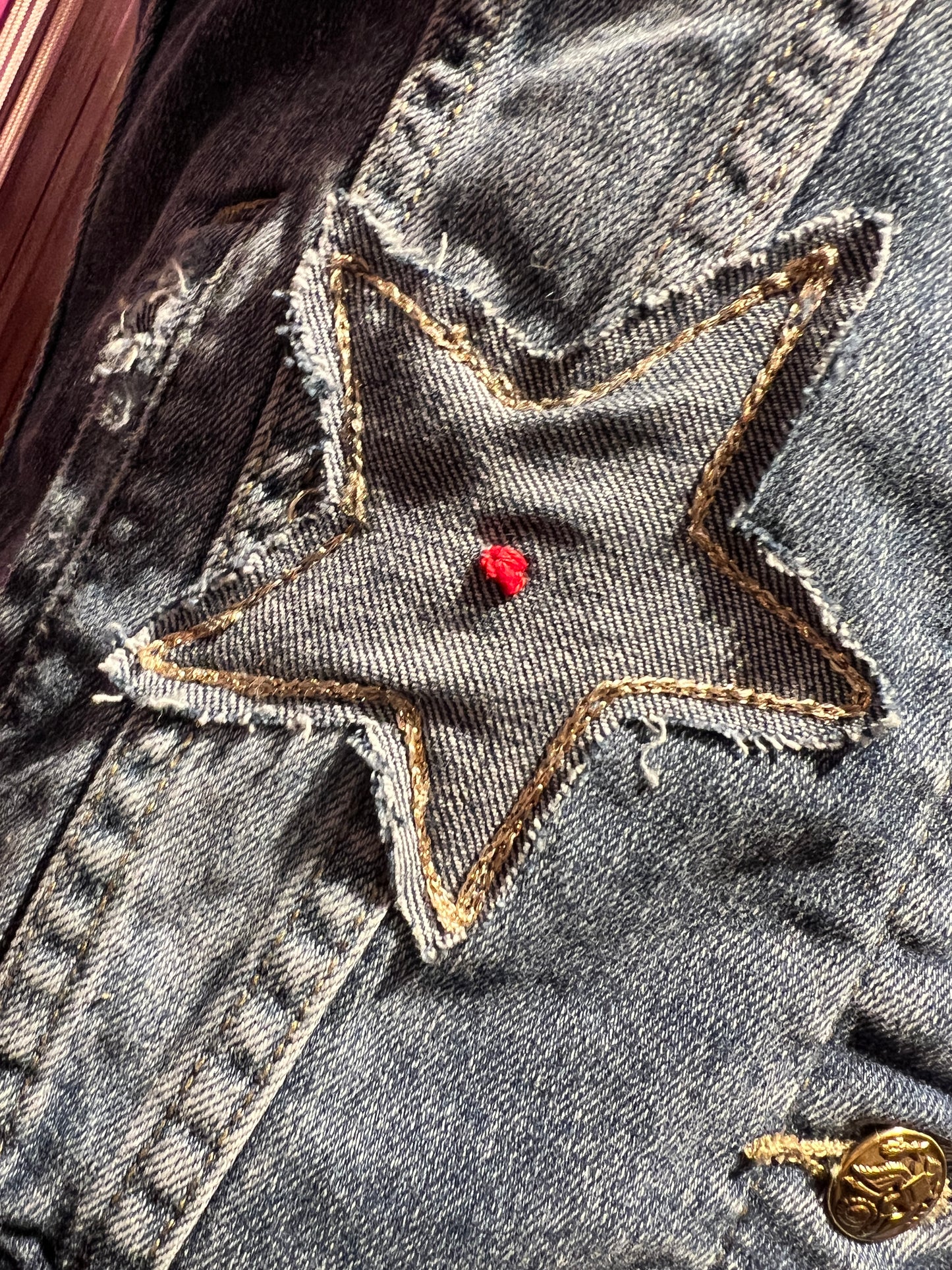 History Repeats gilet jeans con applicazione stelle e cuori scritta dietro Vogue