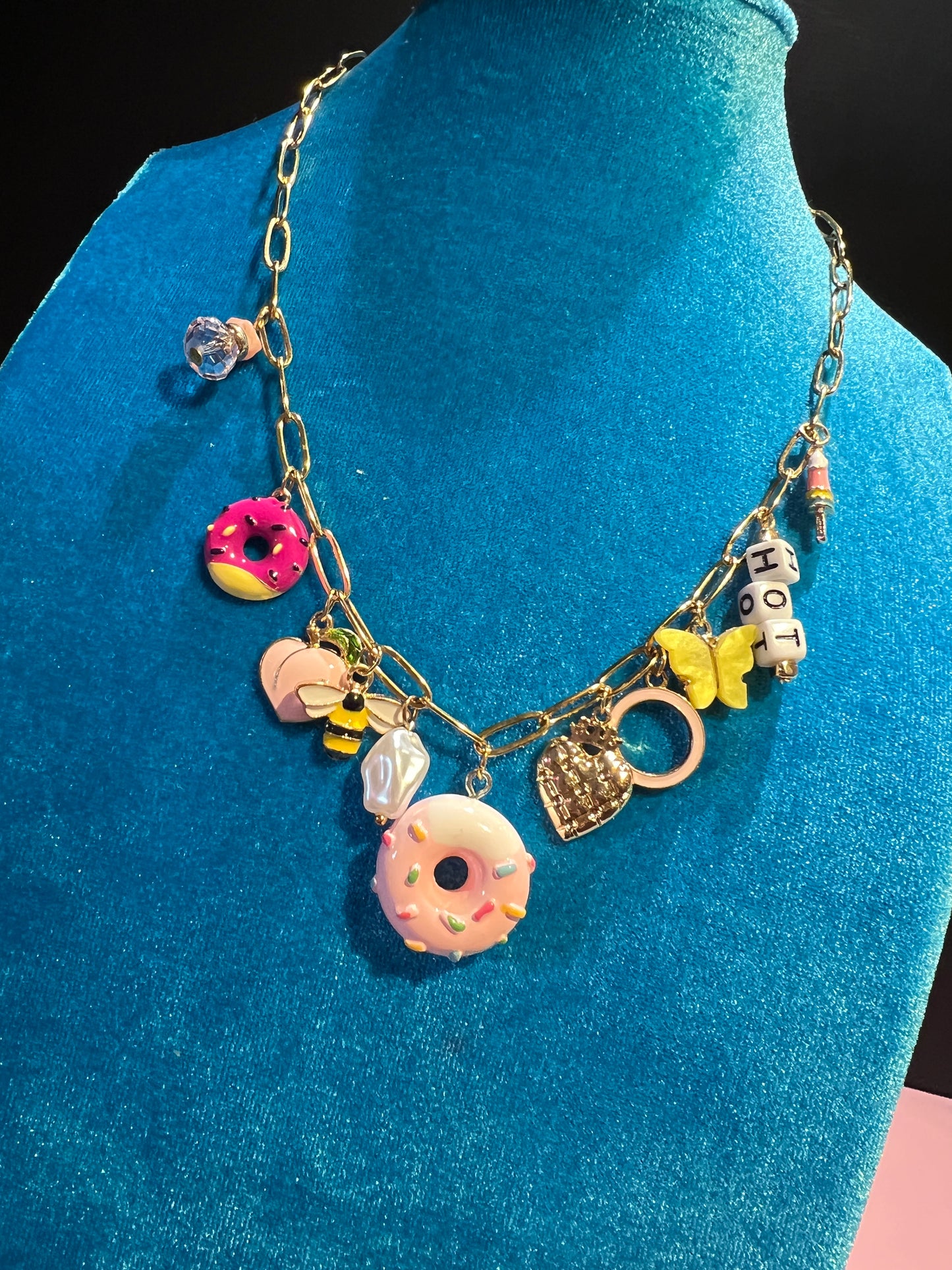 Collana girocollo con charms farfalla gialla ape scritta hot