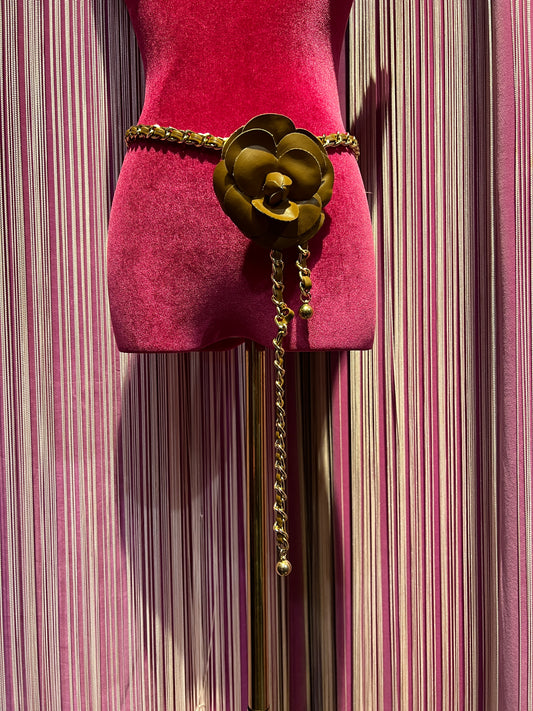 Cintura /collana con camelia cuoio ecopelle con catena oro regolabile