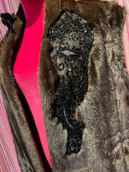 ABpink 🩷 gilet eco visone con spilla fiore in tessuto e patch fiori e ramage in cristalli e paillettes